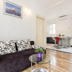 Apartment Old Town With Private Indoor Garage Parking, Split
